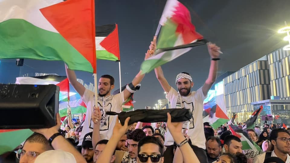 العلم الفلسطيني خلال الاحتفالات قبيل انطلاق بطولة كأس العالم في قطر.jpg