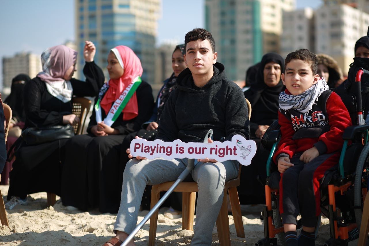 تدشن منحوتة رملية لأطفال غزة الجرحى على شاطئ البحر 64.jpeg