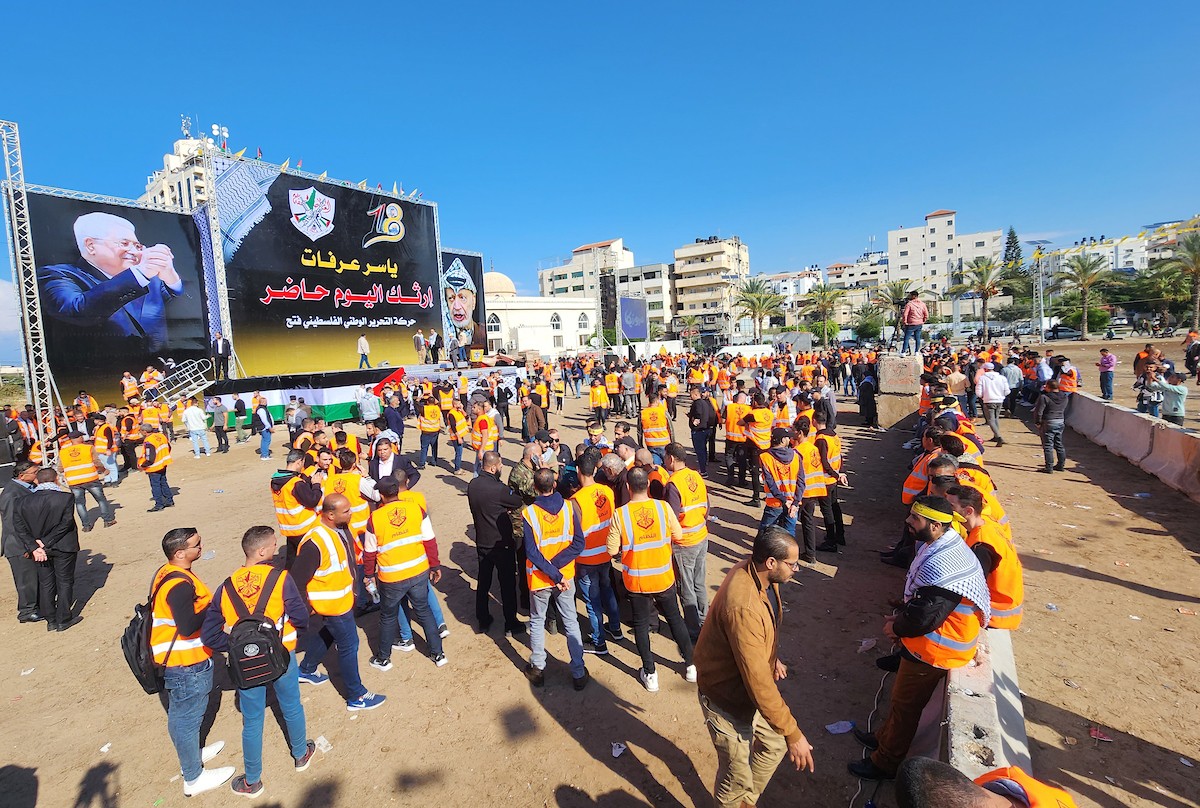 أنصار حركة فتح يتفقدون استعدادات مهرجان إحياء الذكرى الـ 18 لاستشهاد الرئيس الفلسطيني الراحل ياسر عرفات في غزة 4.jpg