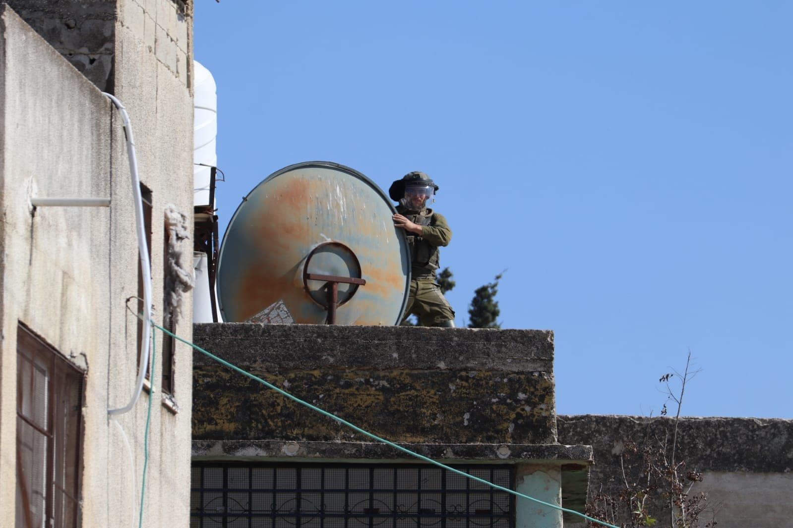 مواجهات مع قوات الاحتلال والمستوطنين في الضفة  2.jpg