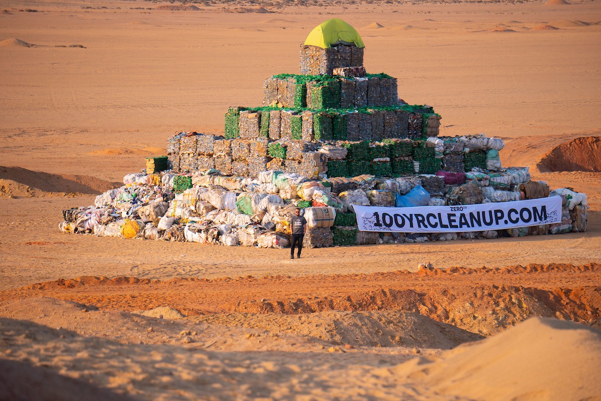 متطوعون مصريون يشيدون أكبر هرم من النفايات البلاستكية 1.jpg