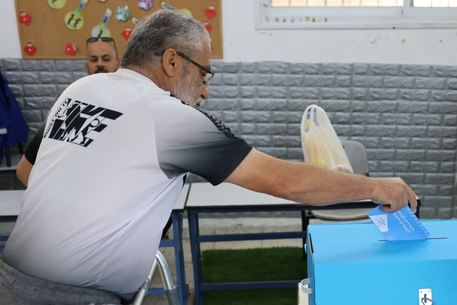 من مشاركة فلسطينيي الداخل في انتخابات الكنيست الإسرائيلي .. تصوير (الفرنسية) 94.jpg