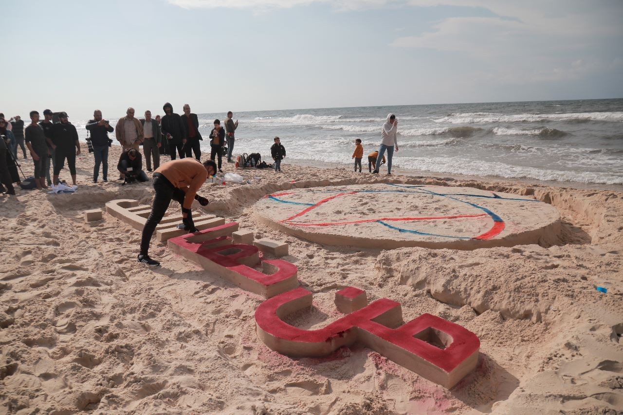 تدشن منحوتة رملية لأطفال غزة الجرحى على شاطئ البحر 19.jpeg
