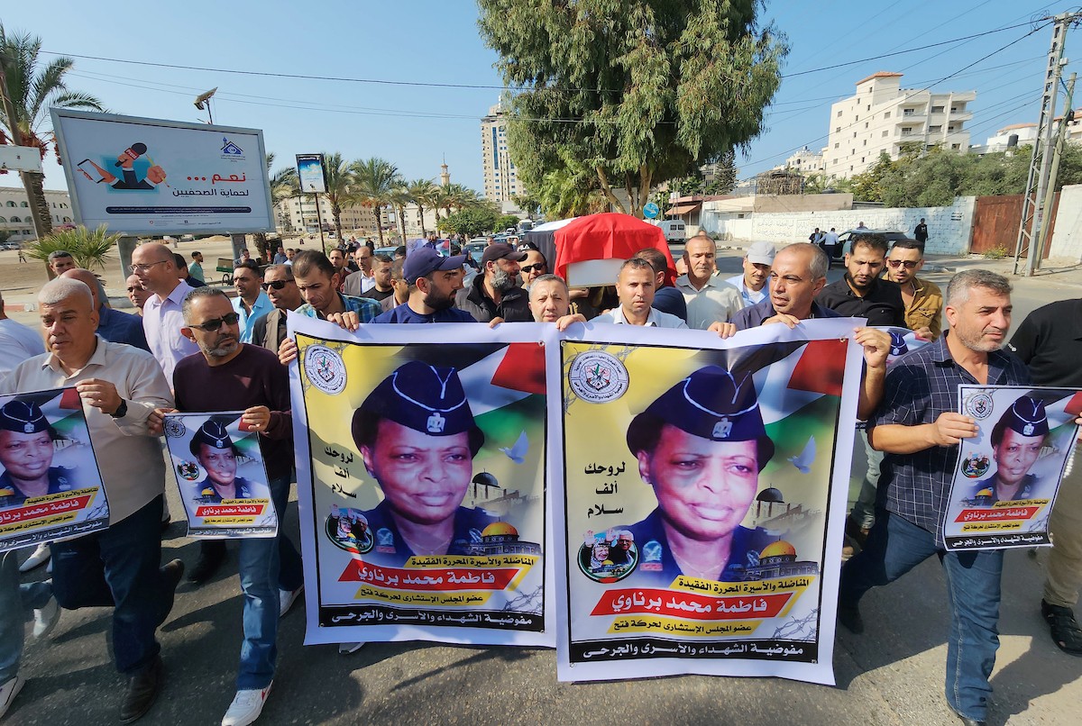 فلسطينيون يشاركون في تشييع جثمان فاطمة البرناوي في مدينة غزة 17.jpg