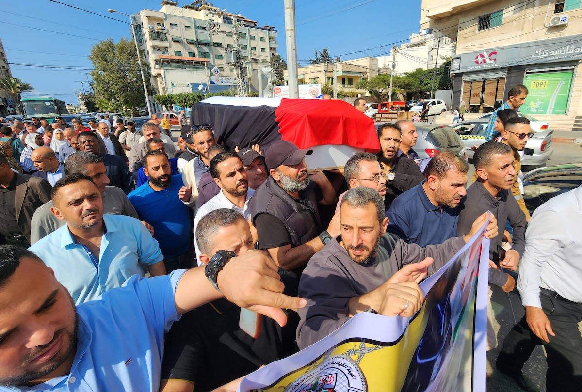 فلسطينيون يشاركون في تشييع جثمان فاطمة البرناوي في مدينة غزة.jpg
