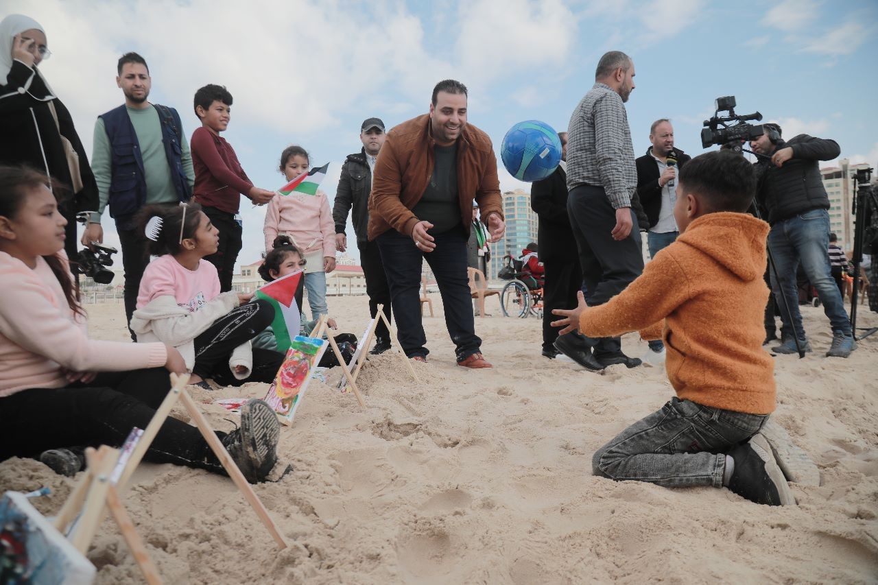 تدشن منحوتة رملية لأطفال غزة الجرحى على شاطئ البحر 36.jpeg