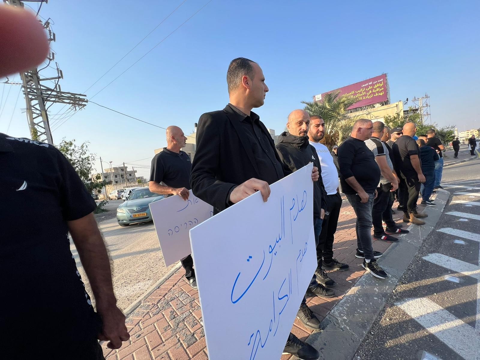متظاهرين ضد قرار هدم بيت ضياء جابر 76.jpg