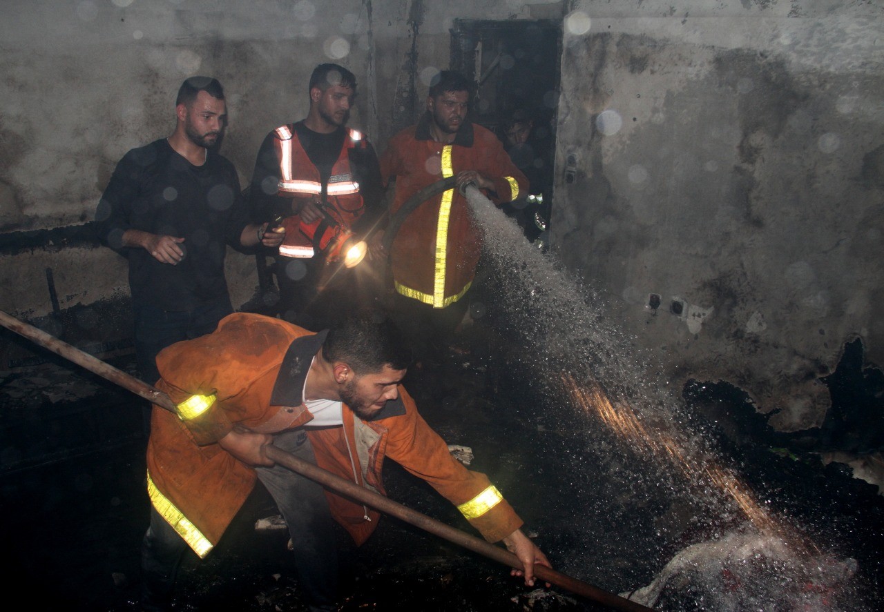 صور من تعامل قوات الدفاع المدني والشرطة مع الحريق الكبير الذي اندلع في بناية سكنية بمخيم جباليا شمالي قطاع غزة مساء اليوم، وأدى لوفاة 21 مواطناً. 7.jpg
