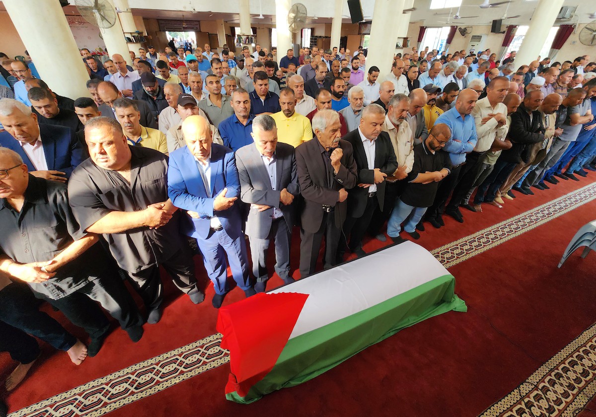 فلسطينيون يشاركون في تشييع جثمان فاطمة البرناوي في مدينة غزة 65.jpg