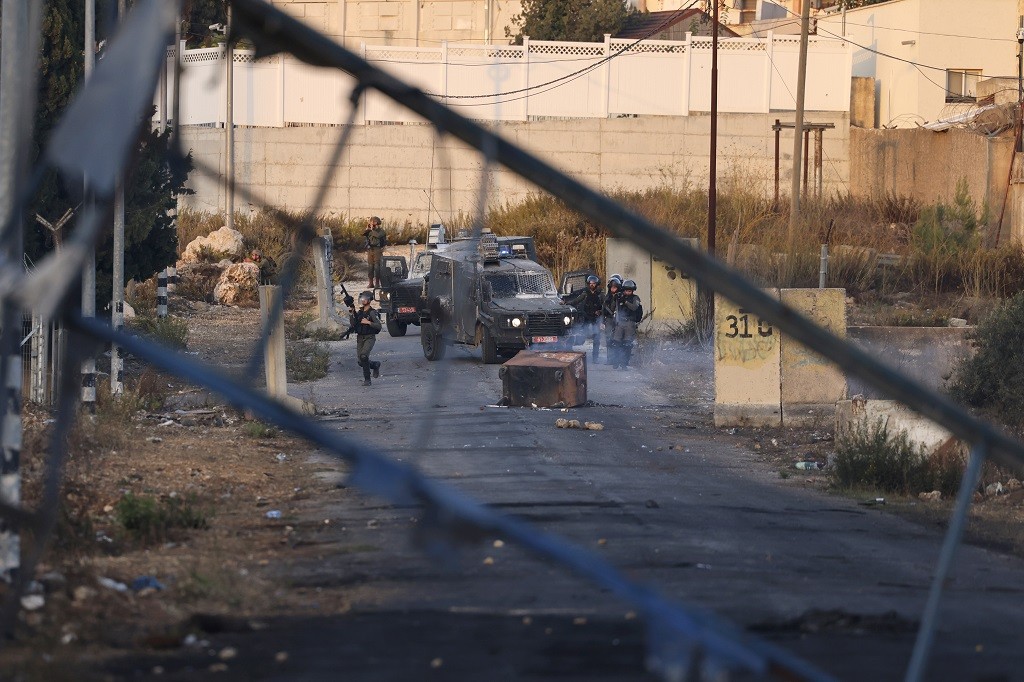 قوات الاحتلال الإسرائيلي تظاهرة طلابية عند المدخل الشمالي لمدينة البيرة.jpg
