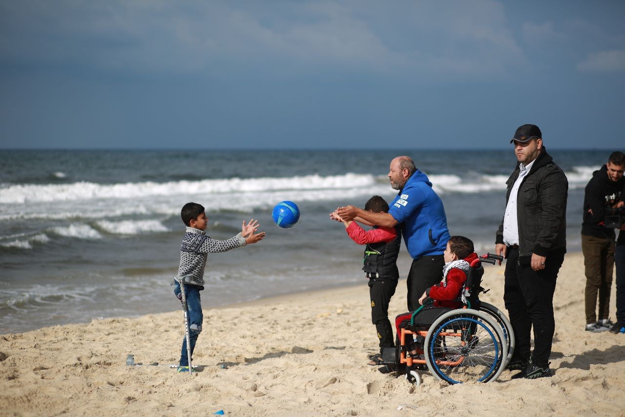 تدشن منحوتة رملية لأطفال غزة الجرحى على شاطئ البحر 53.jpeg