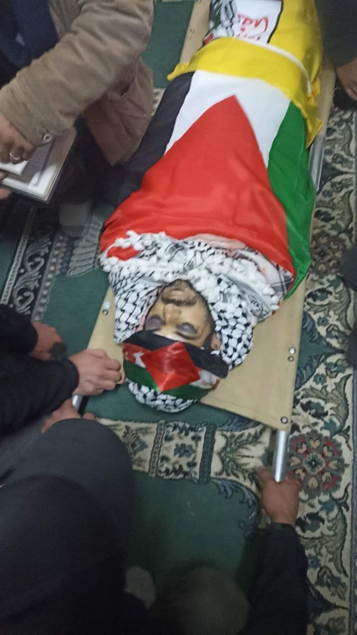 تشييع جثمان مفيد اخليل في بيت أمر   5.jpg