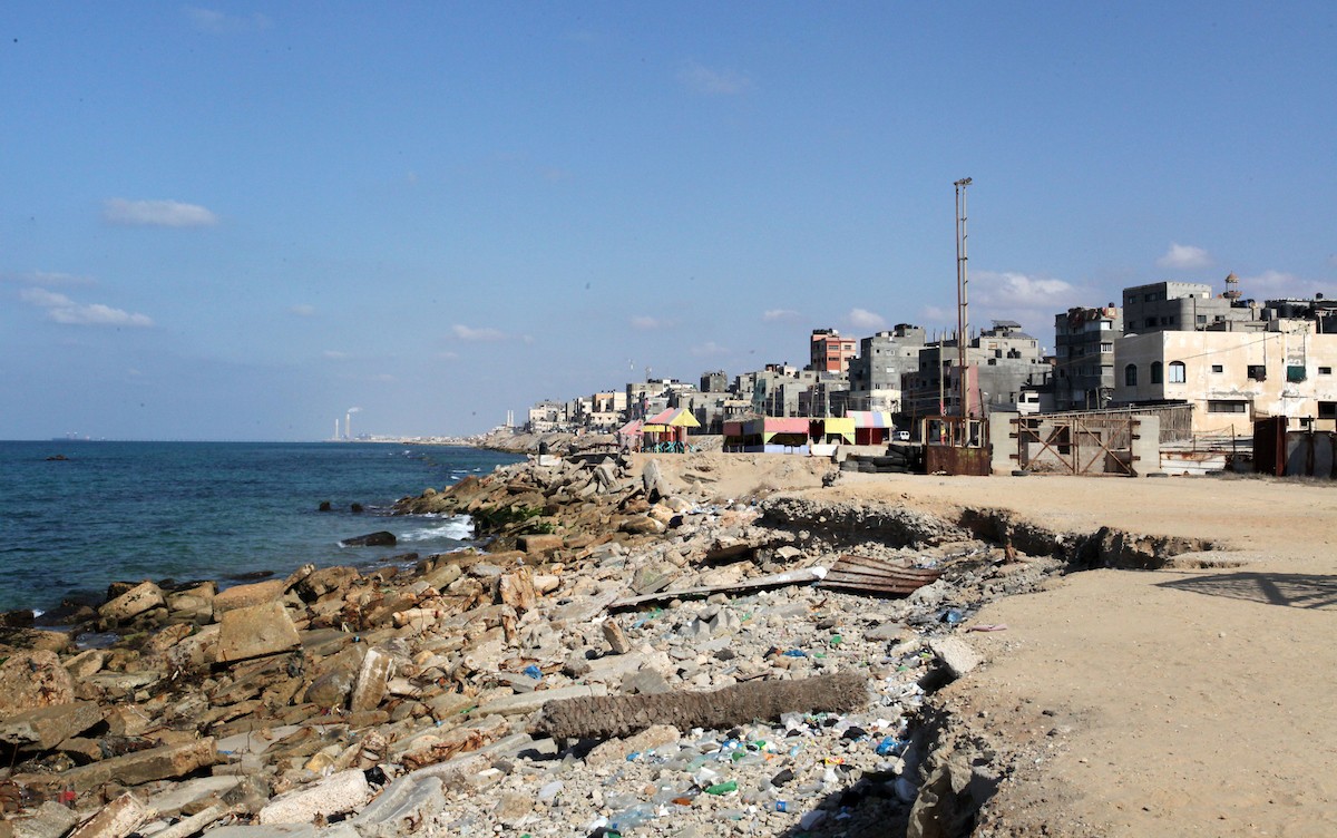 ظاهرة التآكل البحري تهدد حياة المواطنين في غزة 5.jpg