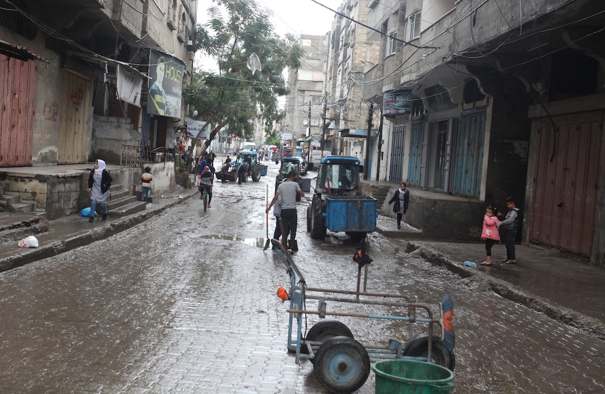 معاناة المواطنون الفلسطينيون في مخيم الشاطيء، بالتزامن مع المنخفض الأول على قطاع غزة 4.jpg