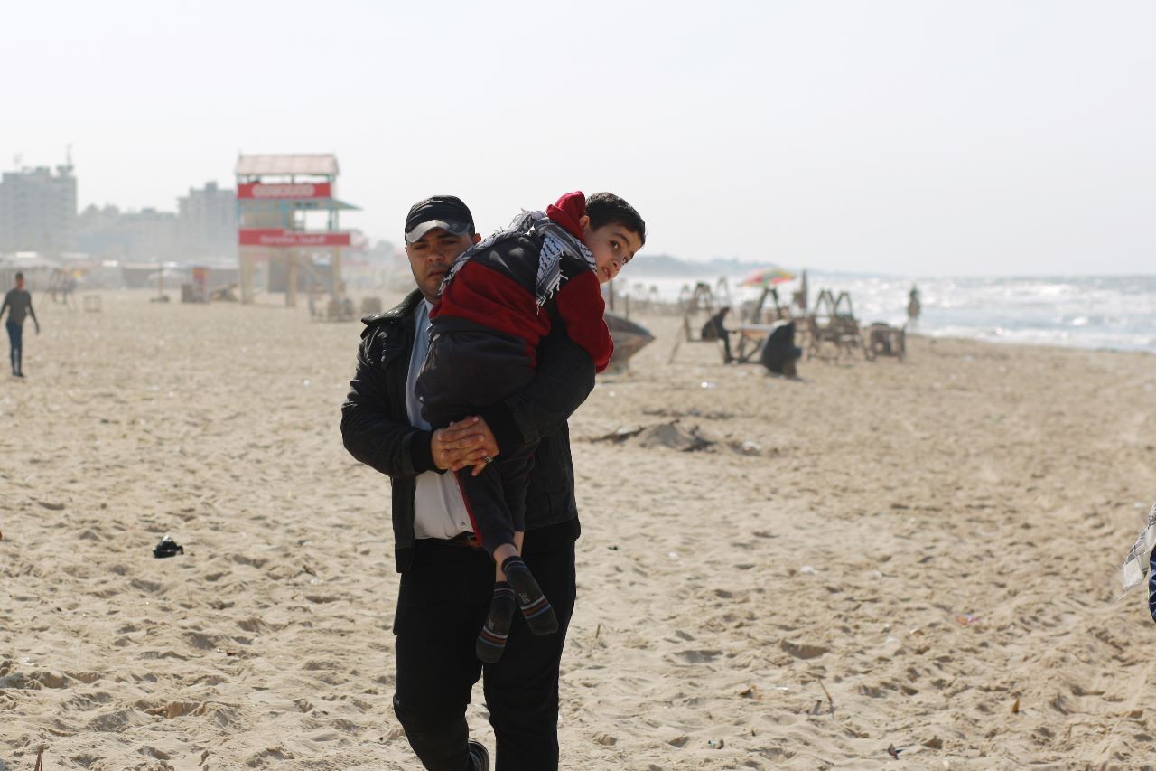 تدشن منحوتة رملية لأطفال غزة الجرحى على شاطئ البحر 11.jpeg