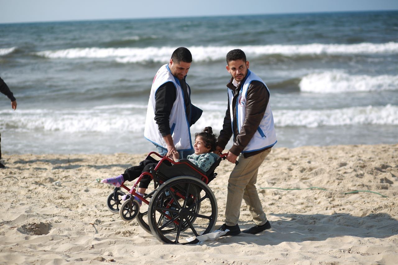 تدشن منحوتة رملية لأطفال غزة الجرحى على شاطئ البحر 8.jpeg
