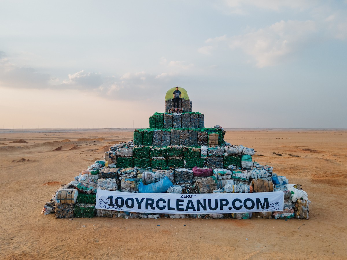 متطوعون مصريون يشيدون أكبر هرم من النفايات البلاستكية 3.jpg