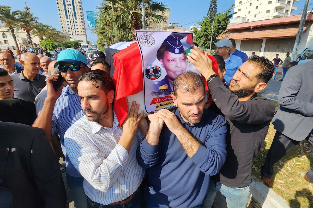 فلسطينيون يشاركون في تشييع جثمان فاطمة البرناوي في مدينة غزة 18.jpg