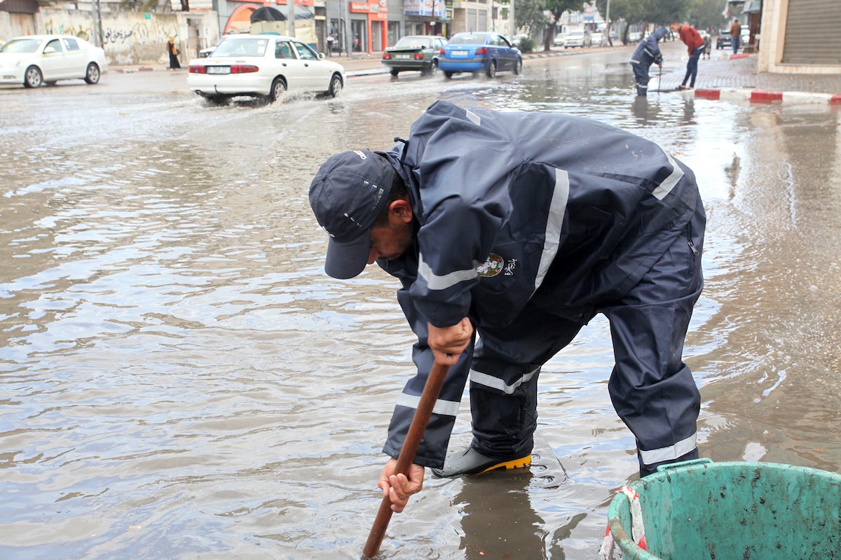 عمال البلدية تقوم بإزالة مياة الأمطار، في مدينة غزة 5.jpg