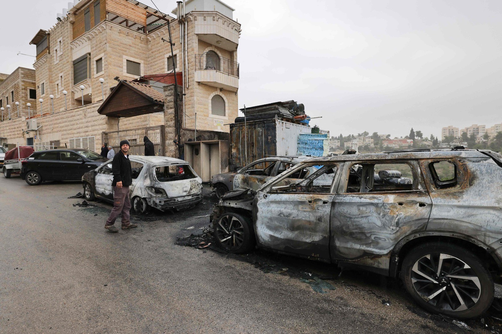 مستوطنون يحرقون مركبات في القدس .. تصوير (الفرنسية) 2.jpg