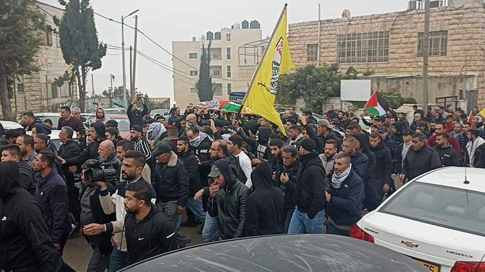 تشييع جثمان مفيد اخليل في بيت أمر.jpg