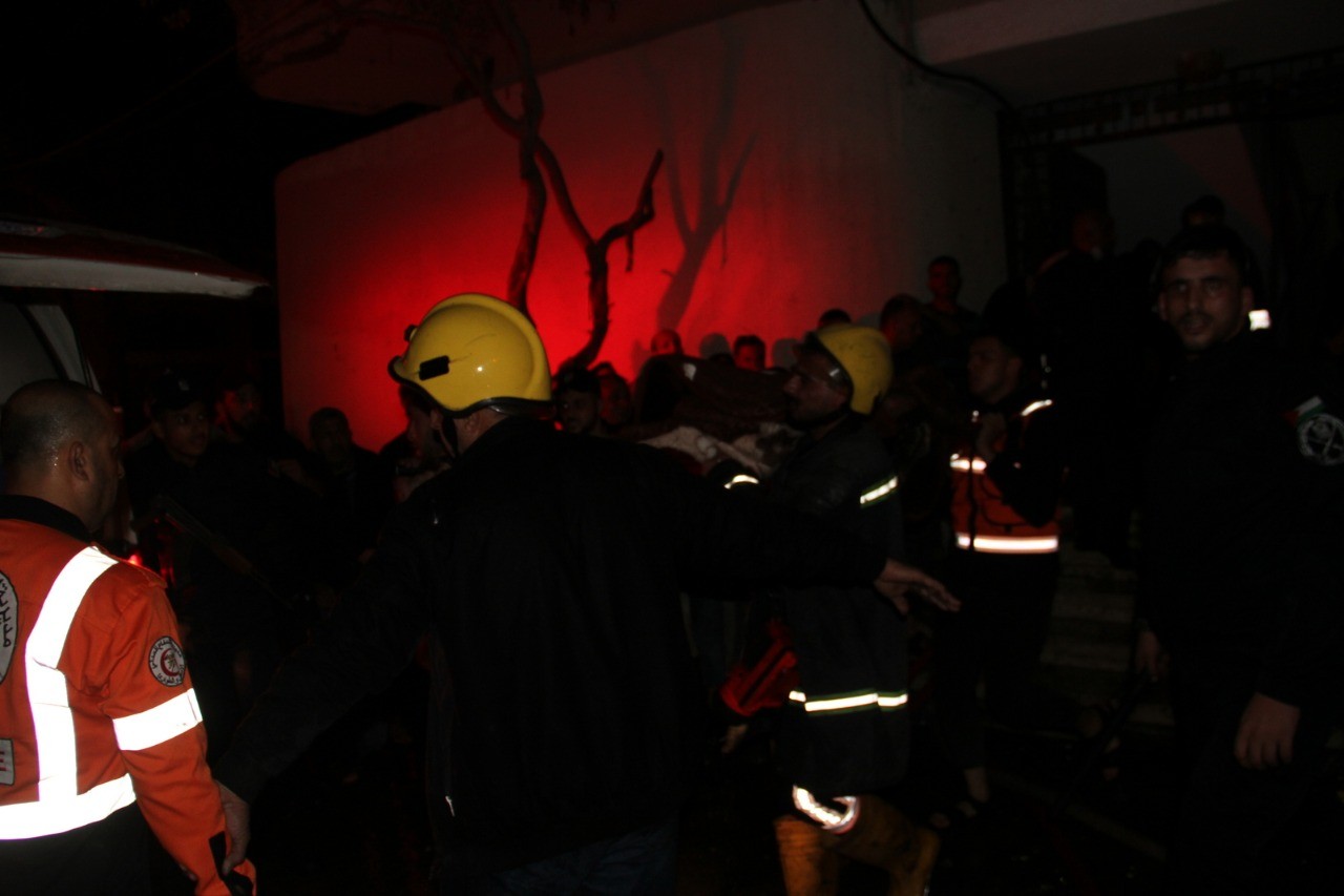 صور من تعامل قوات الدفاع المدني والشرطة مع الحريق الكبير الذي اندلع في بناية سكنية بمخيم جباليا شمالي قطاع غزة مساء اليوم، وأدى لوفاة 21 مواطناً. 5.jpg