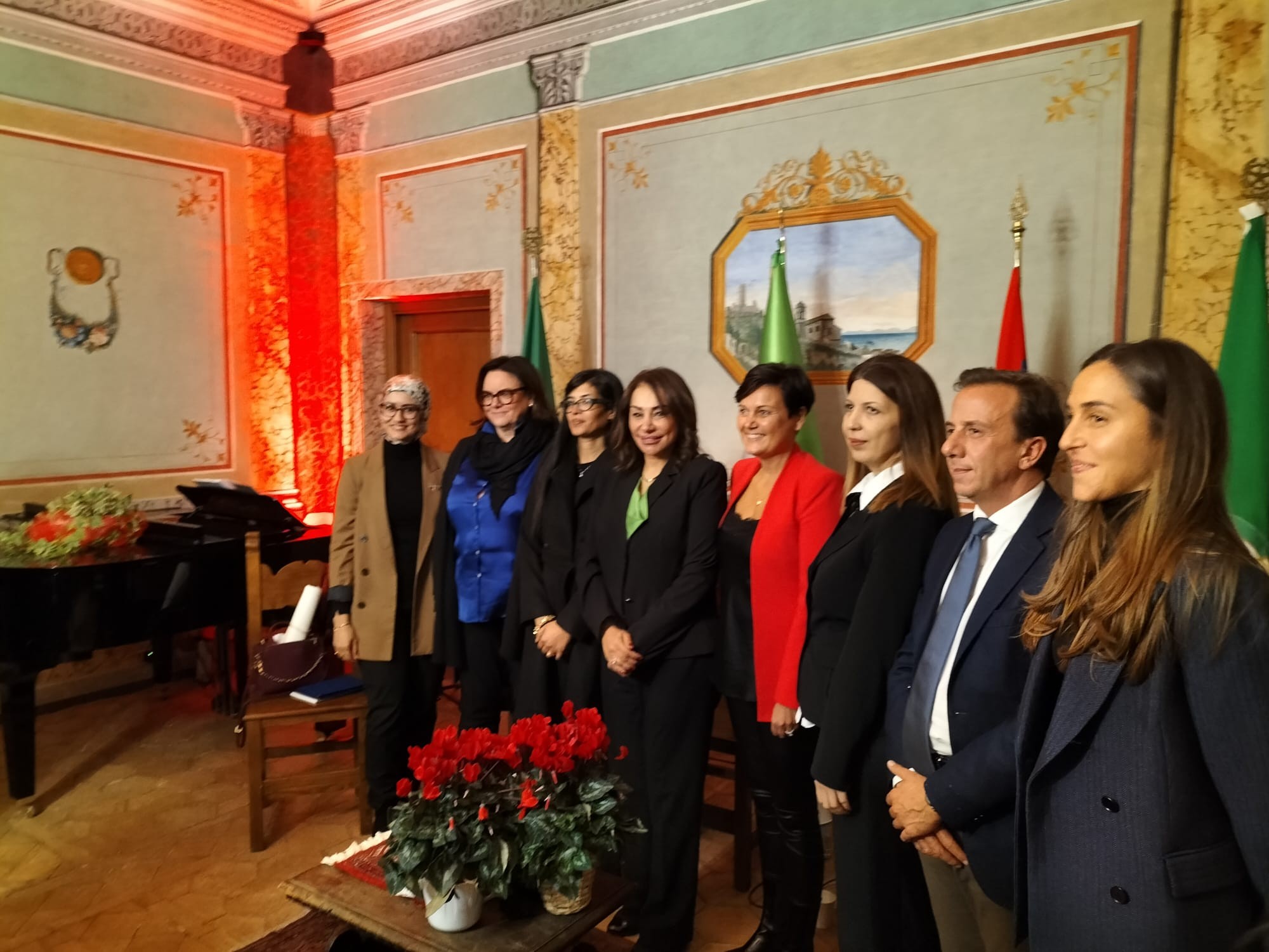 تكريم السفيرة  ايناس مكاوي لدورهافي نصرة قضايا المرأة.jpg