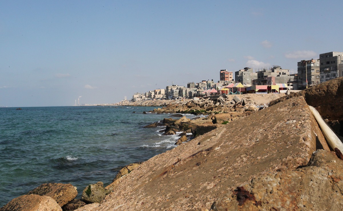 ظاهرة التآكل البحري تهدد حياة المواطنين في غزة 11.jpg