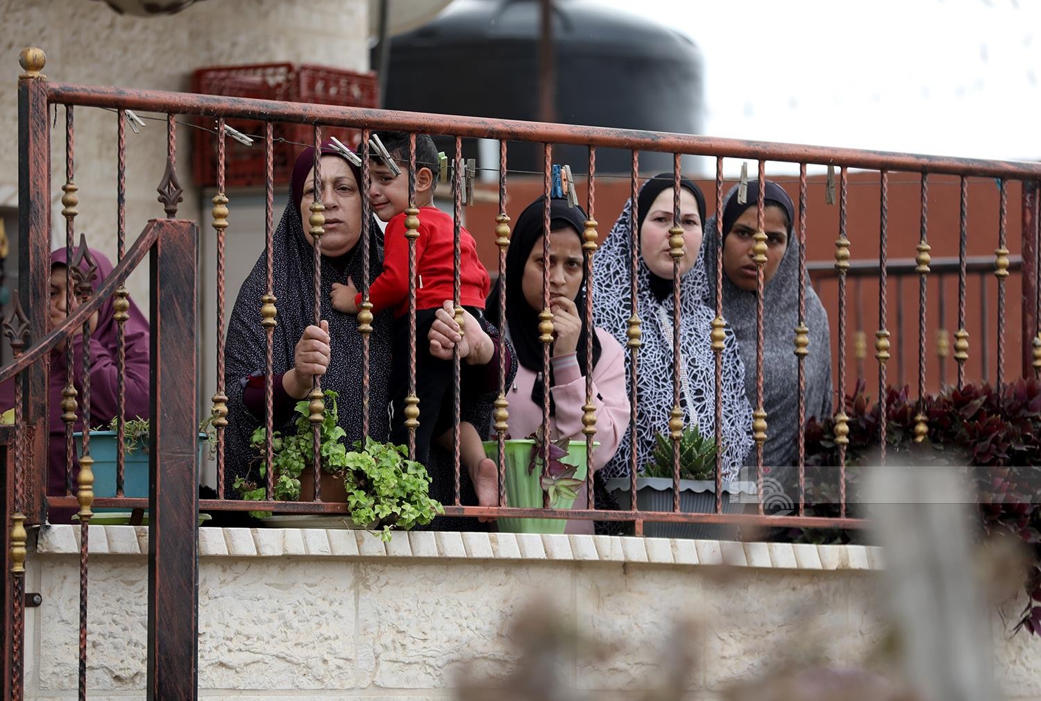 شييع جثمان الشهيدة الطفلة فلة المسالمة (16 عاما ) لمثواها الاخير في بلدة بيت عوا جنوب غرب الخليل 4.jpg