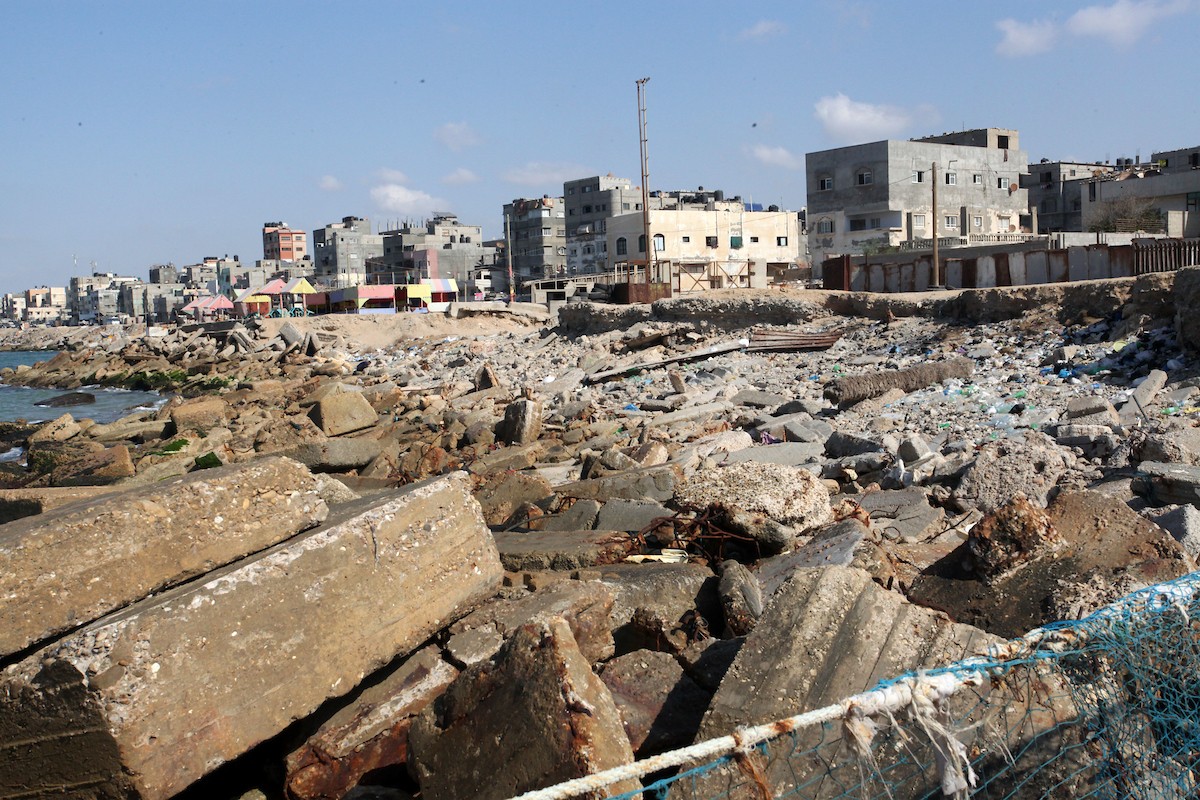 ظاهرة التآكل البحري تهدد حياة المواطنين في غزة 9.jpg