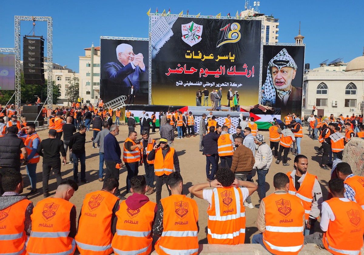 أنصار حركة فتح يتفقدون استعدادات مهرجان إحياء الذكرى الـ 18 لاستشهاد الرئيس الفلسطيني الراحل ياسر عرفات في غزة 1.jpg