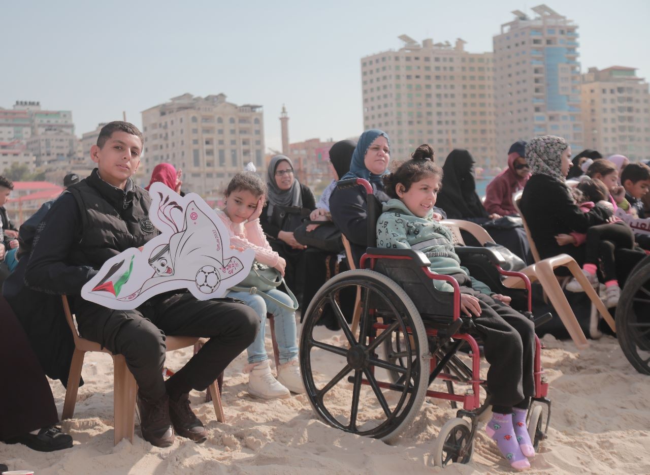 تدشن منحوتة رملية لأطفال غزة الجرحى على شاطئ البحر 65.jpeg