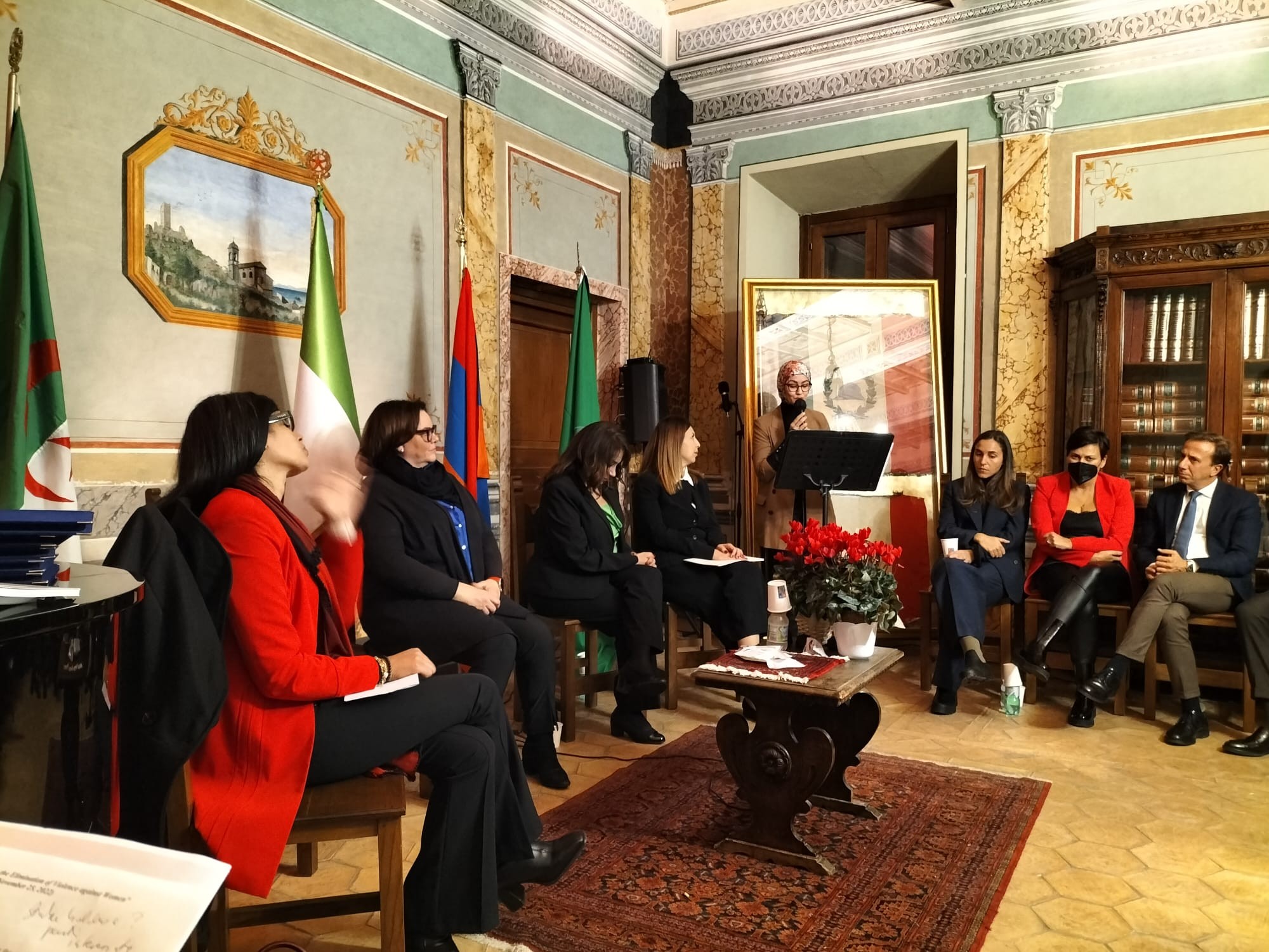 تكريم السفيرة  ايناس مكاوي لدورهافي نصرة قضايا المرأة 1.jpg