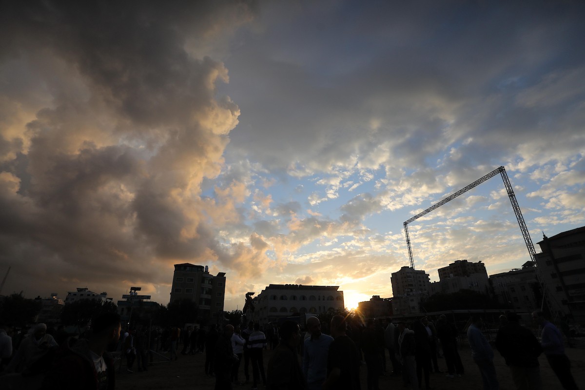 أنصار حركة فتح يتفقدون استعدادات مهرجان إحياء الذكرى الـ 18 لاستشهاد الرئيس الفلسطيني الراحل ياسر عرفات في غزة 44.jpg
