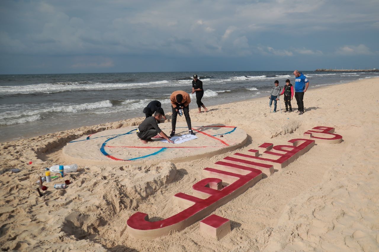 تدشن منحوتة رملية لأطفال غزة الجرحى على شاطئ البحر 69.jpeg