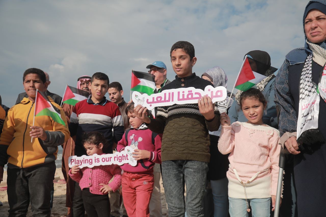 تدشن منحوتة رملية لأطفال غزة الجرحى على شاطئ البحر 33.jpeg