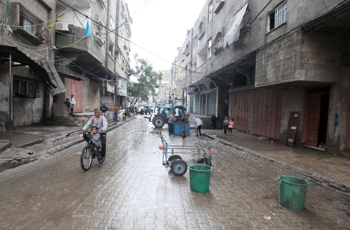 معاناة المواطنون الفلسطينيون في مخيم الشاطيء، بالتزامن مع المنخفض الأول على قطاع غزة.jpg