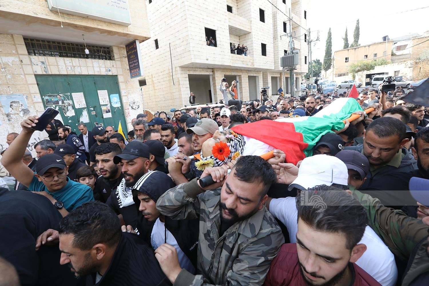تشييع جثمان الشهيد داوود ريان (42 عاما) الى مثواه الاخير في بيت دقو شمال غرب القدس.jpg