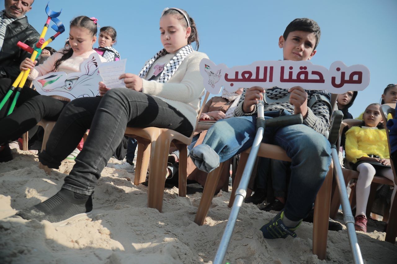 تدشن منحوتة رملية لأطفال غزة الجرحى على شاطئ البحر 67.jpeg