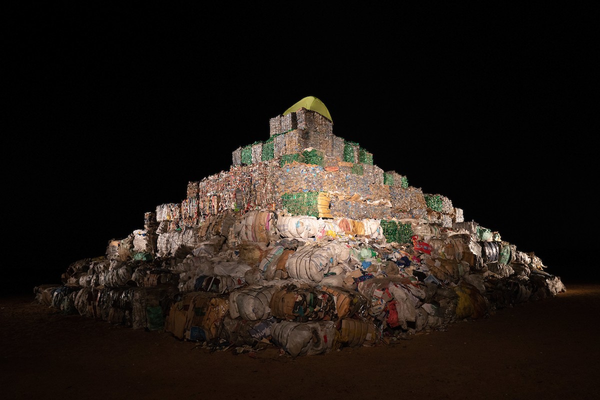 متطوعون مصريون يشيدون أكبر هرم من النفايات البلاستكية 2.jpg