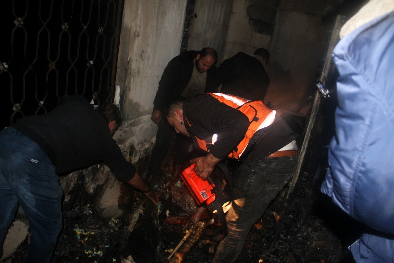 صور من تعامل قوات الدفاع المدني والشرطة مع الحريق الكبير الذي اندلع في بناية سكنية بمخيم جباليا شمالي قطاع غزة مساء اليوم، وأدى لوفاة 21 مواطناً. 65.jpg