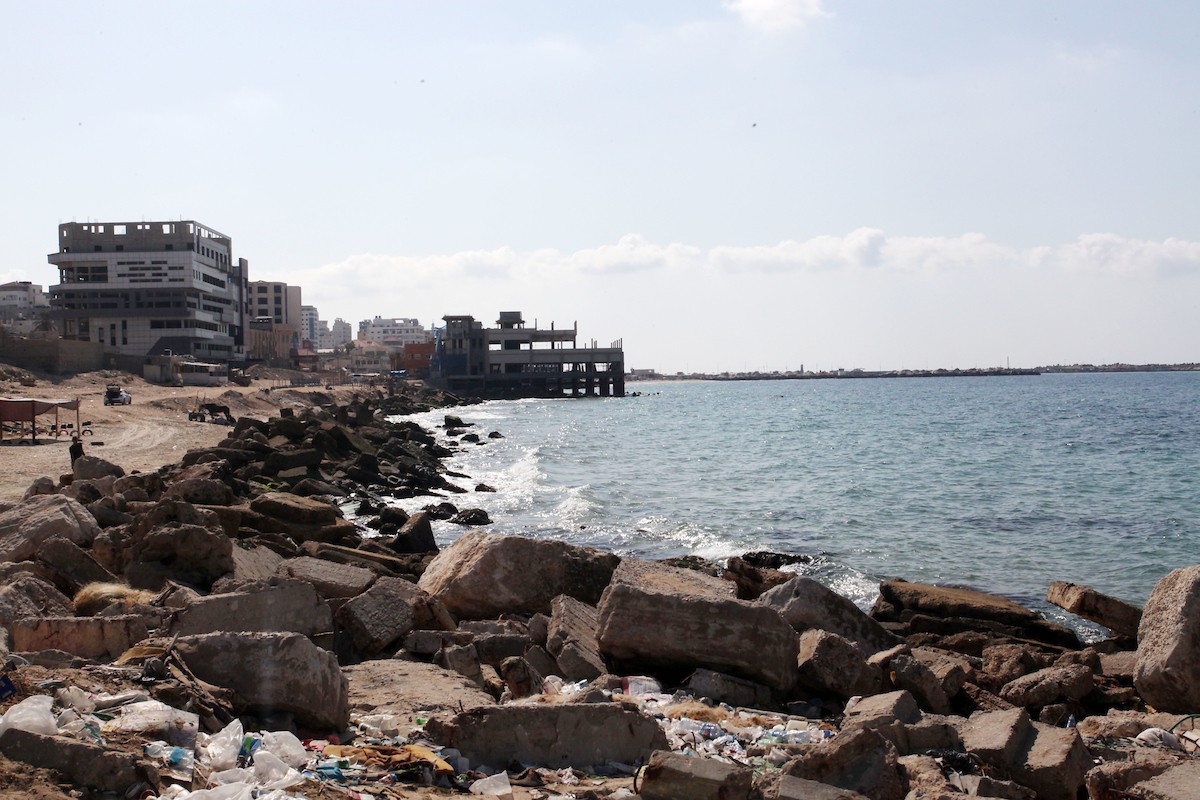 ظاهرة التآكل البحري تهدد حياة المواطنين في غزة 4.jpg