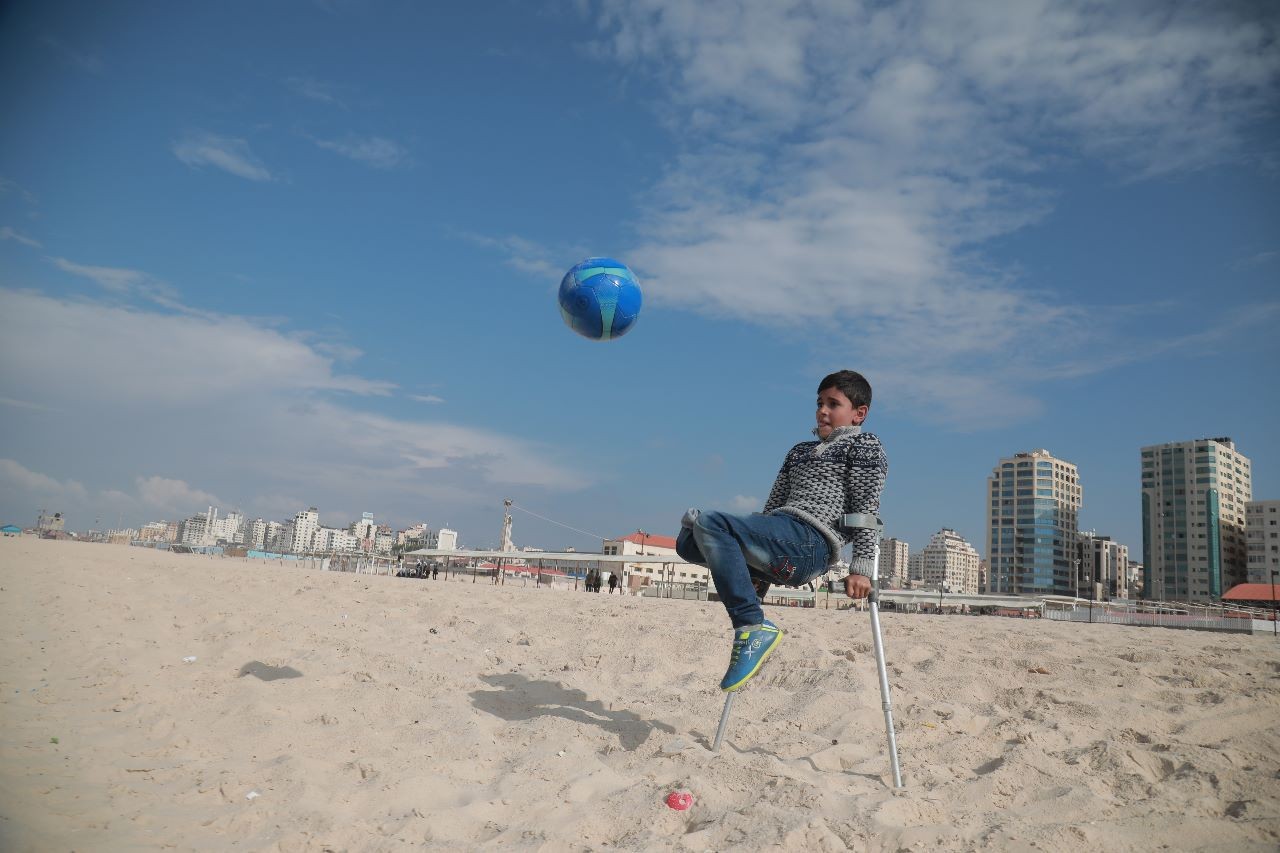 تدشن منحوتة رملية لأطفال غزة الجرحى على شاطئ البحر 2.jpeg