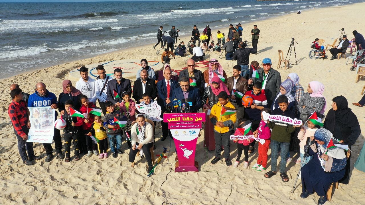 تدشن منحوتة رملية لأطفال غزة الجرحى على شاطئ البحر 31.jpeg