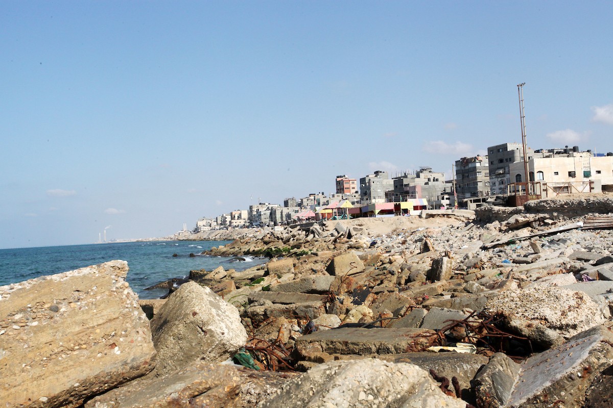 ظاهرة التآكل البحري تهدد حياة المواطنين في غزة 13.jpg