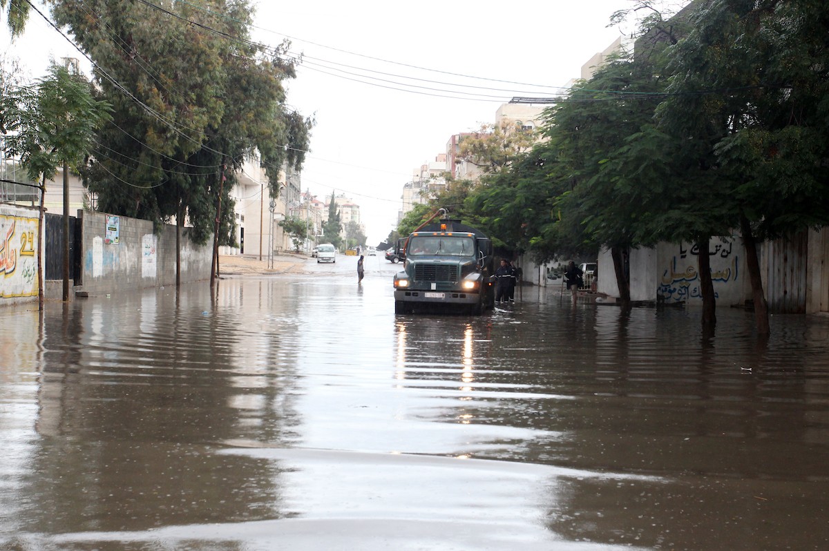 عمال البلدية تقوم بإزالة مياة الأمطار، في مدينة غزة 9.jpg