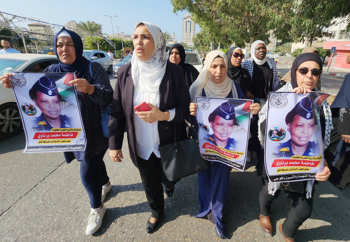 فلسطينيون يشاركون في تشييع جثمان فاطمة البرناوي في مدينة غزة 22.jpg