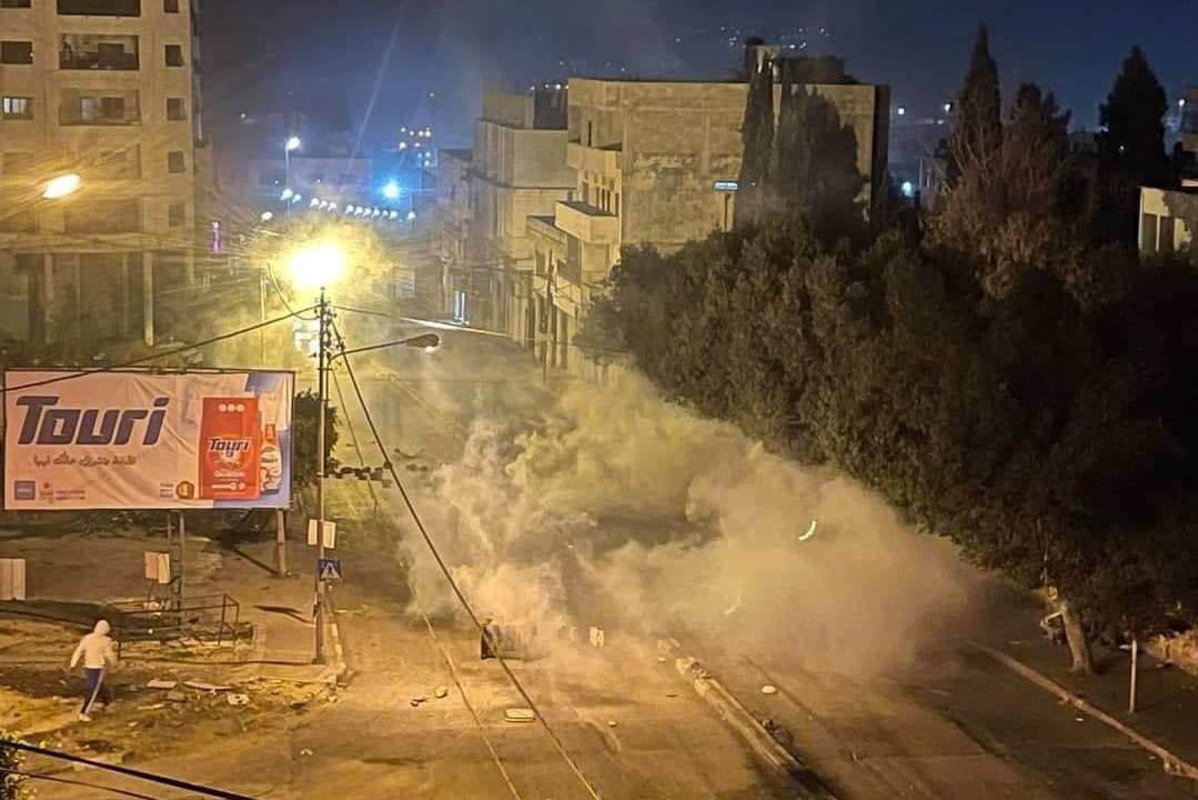 قوات الاحتلال الإسرائيلي تطلق قنابل الغاز خلال اقتحامها مدينة نابلس.jpg