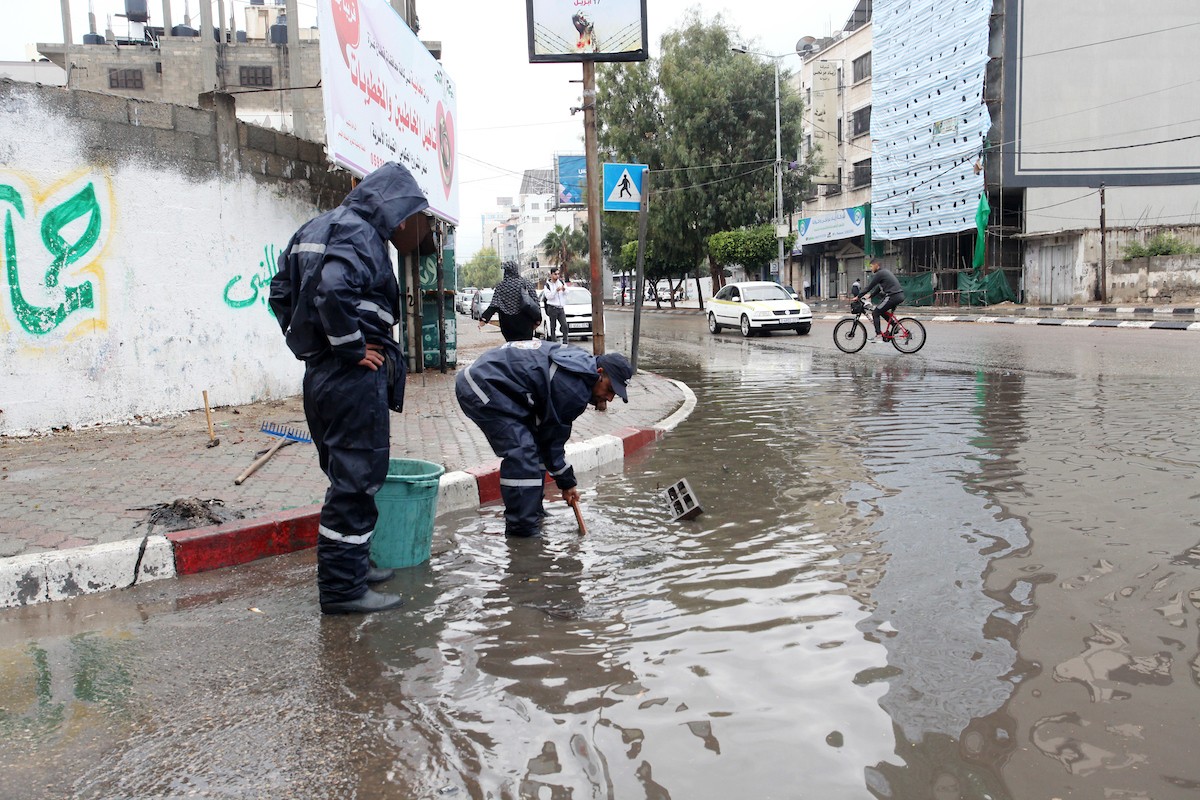 عمال البلدية تقوم بإزالة مياة الأمطار، في مدينة غزة 56.jpg