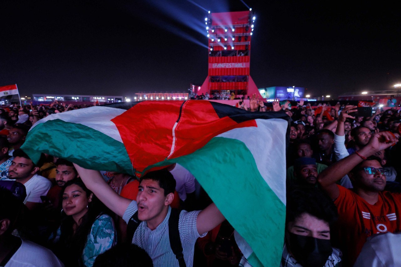 العلم الفلسطيني خلال الاحتفالات قبيل انطلاق بطولة كأس العالم في قطر 8.jpg